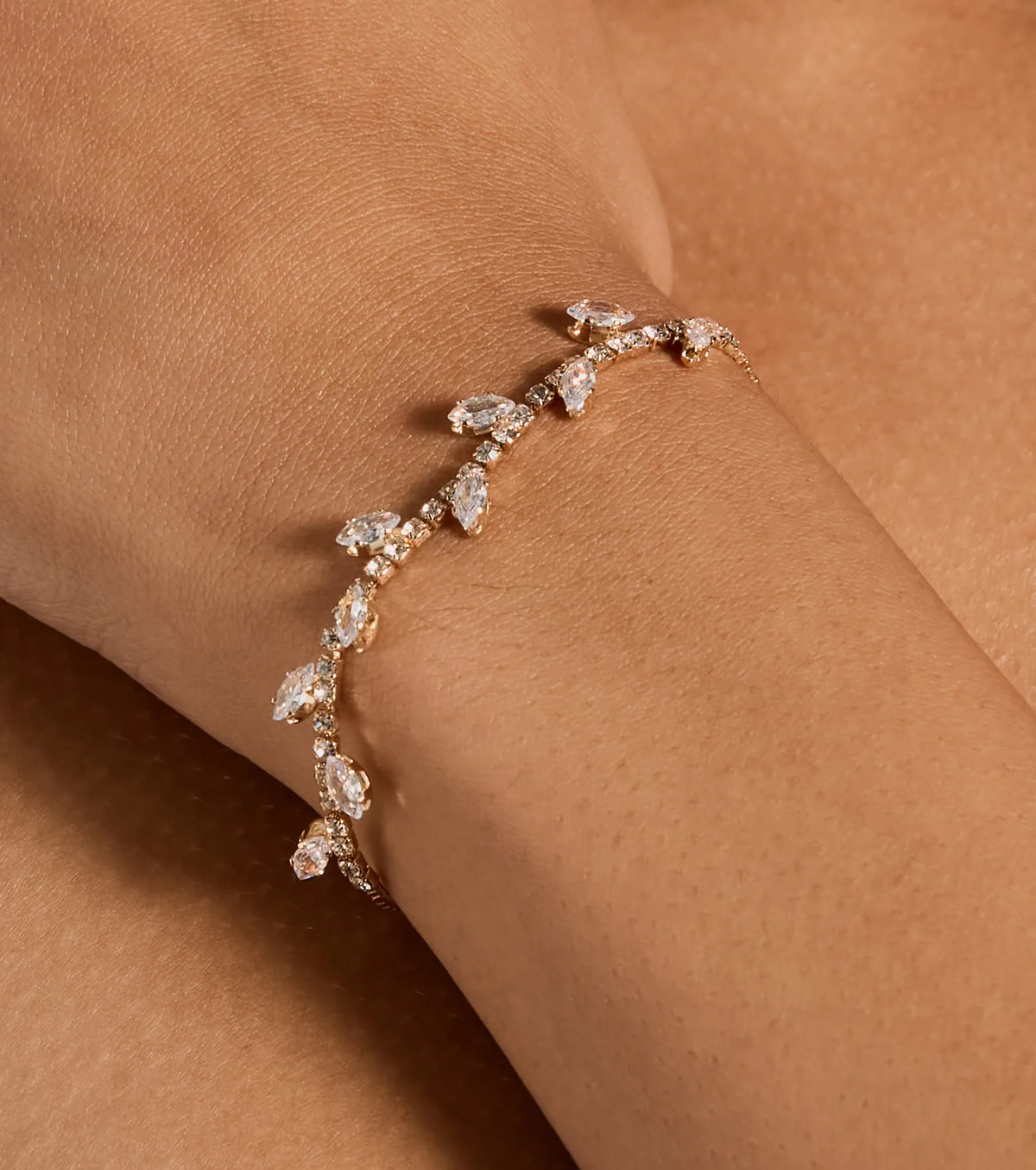 Ever So Luxe Cubic Zirconia Leaf-Shaped Dainty Bracelet